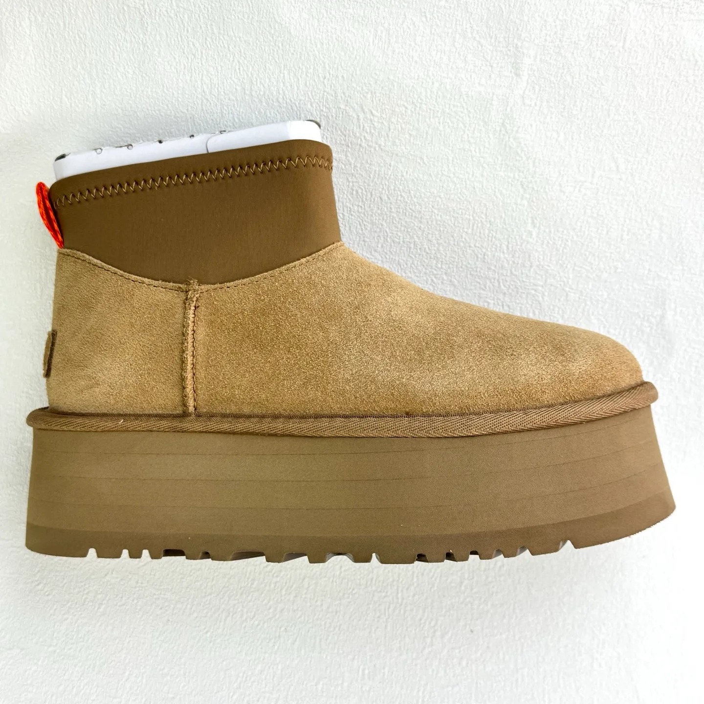 Self-pickup 💰480 Dilireba's same style short boots 2024 latest short elastic boots UGG Dipp boots Mini elastic all-in-one snow boots Short, low, elastic, thick sole 5CM style Upper design Made of high-quality suede, easy to care for, comfortable and fashionable at the same time. The inner material of the shoe is made of wool. It is warm and heat-locking to keep you warm in the winter. Sole design is lightweight and cushioning, making it comfortable to go out on the street. EVA outer disc makes walking easier FD official item number: 1168170 Size: 35 36 37 38 39 40